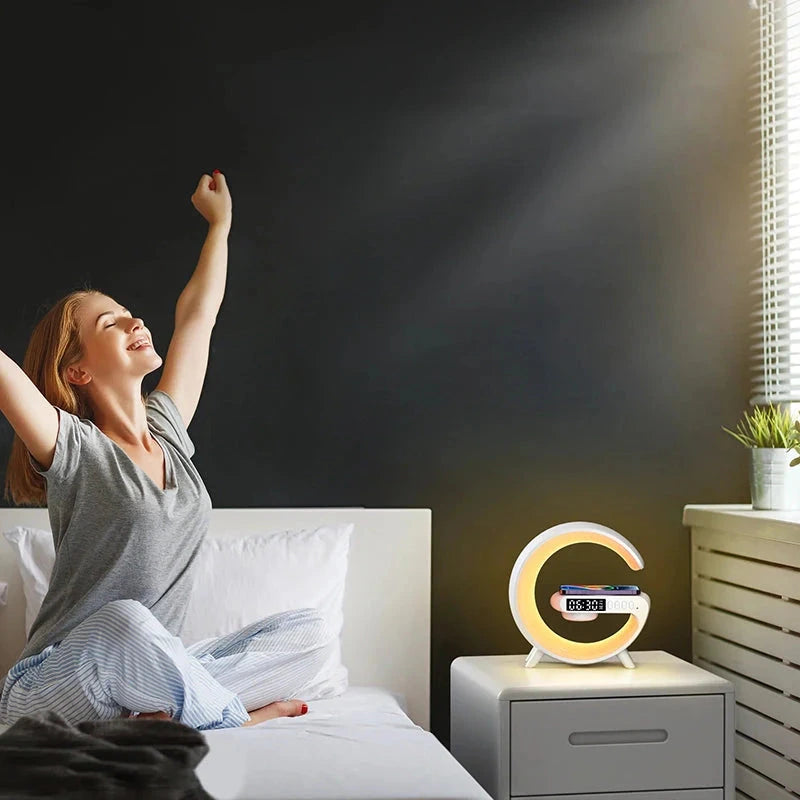Réveil Chargeur Induction Avec Lampe Enceinte et Bluetooth - vue éditoriale 1 Image
